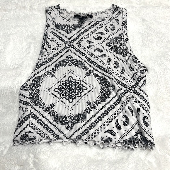 Size small fitted cropped tank from Forever 21 colors: white&black - Picture 1 of 2